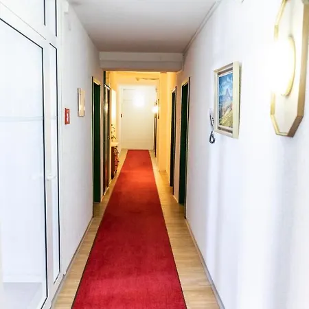 Jaegerhaus In Am Hohentwiel 3*