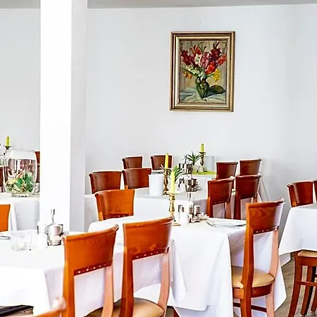 Jaegerhaus In Am Hohentwiel 3*